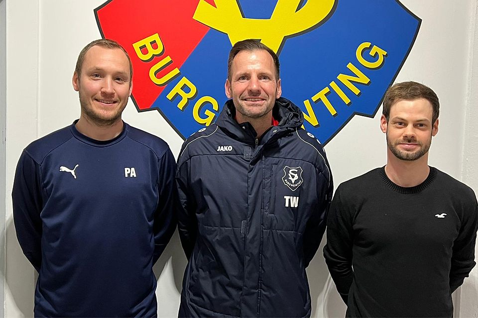 Toni Wittmann (Mitte), Abteilungsleiter Sport des SV Burgweinting, nimmt die neuen Trainer Andreas Pollakowski (links) und Alexander Bucher an seine Seite.