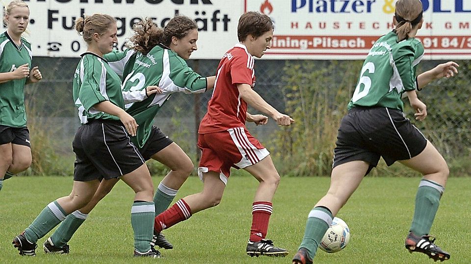 Die grünen Wallnsdorferinnen umzingeln eine Pilsacherin (F.: Fritz-Wolfgang Etzold).