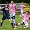 Hackenheims Henrik Sperling (links) geht mit langem Bein zum Ball - ebenso wie sein Fürfelder Kontrahent.