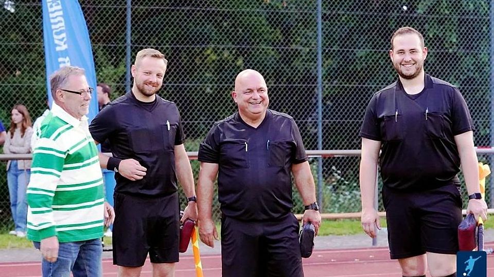 Pokalfinale gewuppt: Ingmar Schnurr (2. v. rechts) hat mit seinen Assistenten Veith Lang (r.) und Julian Spies samt Kreisoberliga-Leiter Lothar Schäfer gut Lachen. 	Foto: Willi Roth