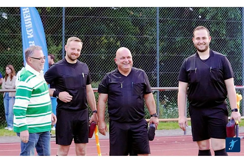 Pokalfinale gewuppt: Ingmar Schnurr (2. v. rechts) hat mit seinen Assistenten Veith Lang (r.) und Julian Spies samt Kreisoberliga-Leiter Lothar Schäfer gut Lachen. 	Foto: Willi Roth