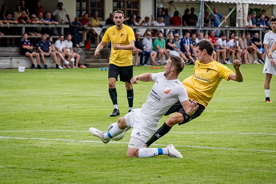 Kniet sich rein: Kilian Kölbl (weiß) ist einer der Garanten für eine starke Defensive beim FC Kreuth.