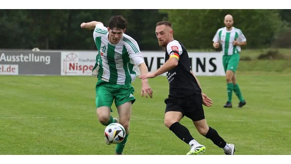 Mit seinen beiden Treffern macht Calderns Manuel Brehm (re., hier im Zweikampf mit Noah Podlasin) den Unterschied. 2:0 gewinnt der TSV gegen den SSV Endbach/Günterod. © Jens Schmidt