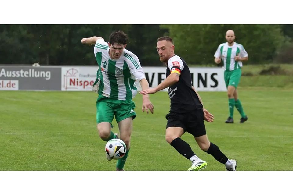 Mit seinen beiden Treffern macht Calderns Manuel Brehm (re., hier im Zweikampf mit Noah Podlasin) den Unterschied. 2:0 gewinnt der TSV gegen den SSV Endbach/Günterod. © Jens Schmidt