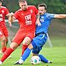 Leon Riede (links gegen den Denzlinger Hendrik Gehring) hat den FC Auggen verlassen und sich dem VfR Bad Bellingen angeschlossen.