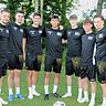 Trainer Steffen Breinlinger (rechts) mit seinen Neuzugängen. 