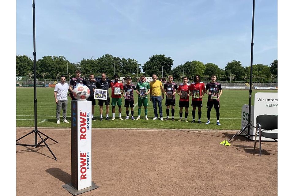 Die Wormatia-Verantwortlichen Florian Natter (gelbes Shirt, Erster Vorsitzender) und Fatih Köksal (weißes T-Shirt, Sportlicher Koordinator) verabschieden Noah Maier, Co-Trainer Christoph Schunck, Torwarttrainer Christian Adam, John Dos Santos, David Schehl, Tobias Erdinger, Luca Baderschneider, Marc Nauth, Bobby Edet und Niklas Meyer (v.l.). Foto: Christine Dirigo/pakalski-press Die Wormatia-Verantwortlichen Florian Natter (gelbes Shirt, Erster Vorsitzender) und Fatih Köksal (weißes T-Shirt, Sportlicher Koordinator) verabschieden Noah Maier, Co-Trainer Christoph Schunck, Torwarttrainer Christian Adam, John Dos Santos, David Schehl, Tobias Erdinger, Luca Baderschneider, Marc Nauth, Bobby Edet und Niklas Meyer (v.l.). Foto: Christine Dirigo/pakalski-press