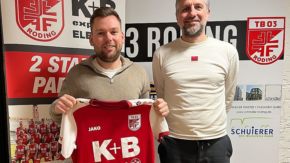 Rodings sportlicher Leiter Christian Fleischmann (rechts) präsentiert Neuzugang Lukas Perlinger.