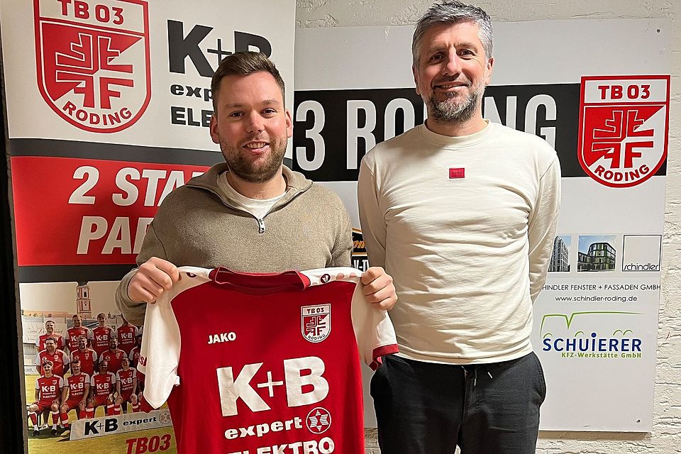 Rodings sportlicher Leiter Christian Fleischmann (rechts) präsentiert Neuzugang Lukas Perlinger.