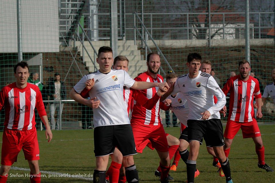 Denny Wersig und Carl Labisch (in schwarz-weiß) vom VfB II schafften den Sprung in die Elf der Woche   F: Heymann