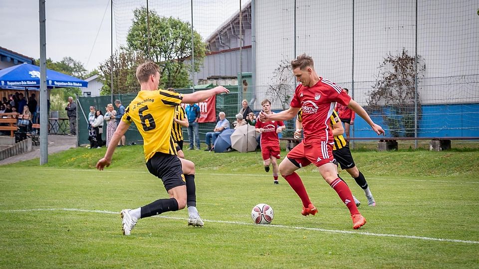 Fußball Bezirksliga_SV Miesbach - FC Moosinning_ SV 16 Maximilian Wiedmann // FC 6 Bastian Lanzinger_mk