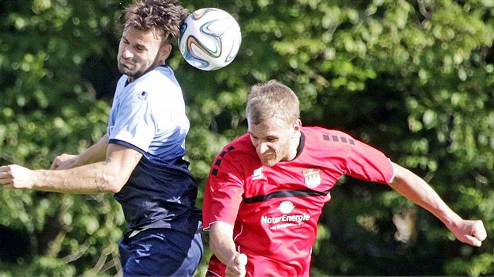 Einer von acht Einsätzen in der Verbandsliga für den FV Lörrach-Brombach: Patrick Keller (rechts, gegen Rielasingen-Arlen) | Foto: Matthias Konzok