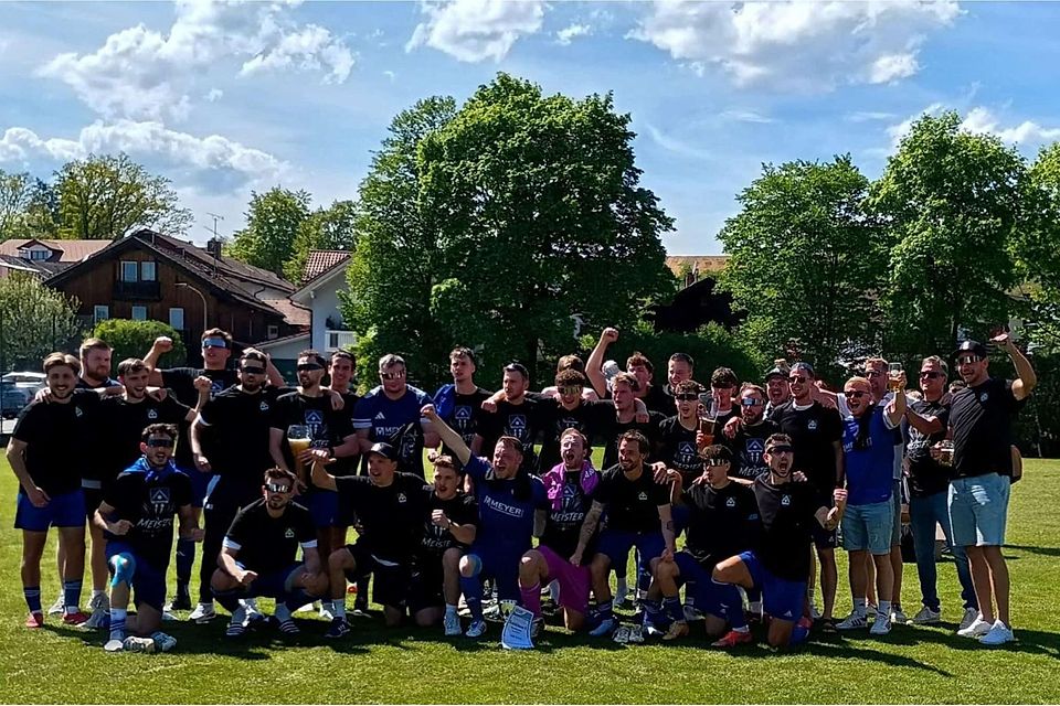 Poing is back! Der TSV stürmt in die Kreisliga und feiert mit schneller Brille und ordentlich flüssiger Nahrung den Aufstieg und die Meisterschaft!