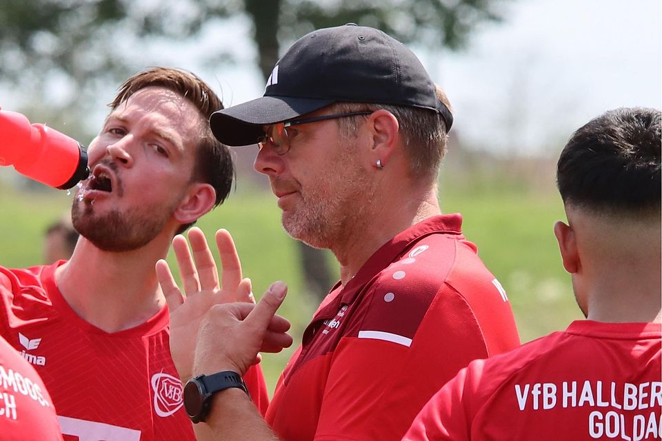 VfB-Trainer Christian Endler (M.) musste die Stärke des Gegners anerkennen.