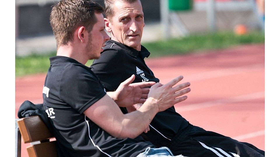 Auf der Bank fühlt er sich wohl: Sepp Siegert (rechts) ist seit vier Jahren Co-Trainer beim FC Penzberg. Nach der Entlassung von Thomas Dötsch ist er aber – wieder einmal – vorübergehend Cheftrainer des Bezirksligisten.  ruder
