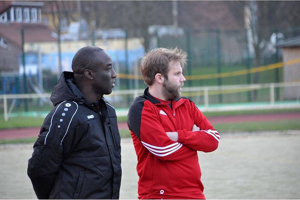 Bersenbrück II gewann in Gehrde. Beobachter sind TuS-Jugendkoordinator Al Anozie und Trainer Alexander Peters (rechts). Foto: Reinhard Rehkamp