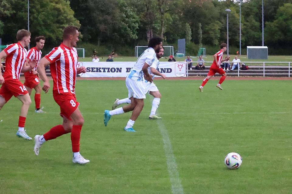 Stürmen in die neue Saison: die Kicker des Landesligisten TSV Dachau 1865 (rote Trikots), hier beim 9:0-Sieg im Test gegen den SVN München.