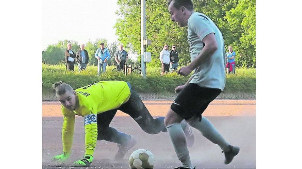 Marius Major (r.) hat keine Mühe an Kirchhovens Torwart Jens Haderup vorbei das 2:1 für Kuckum zu erzielen. Foto: Royal