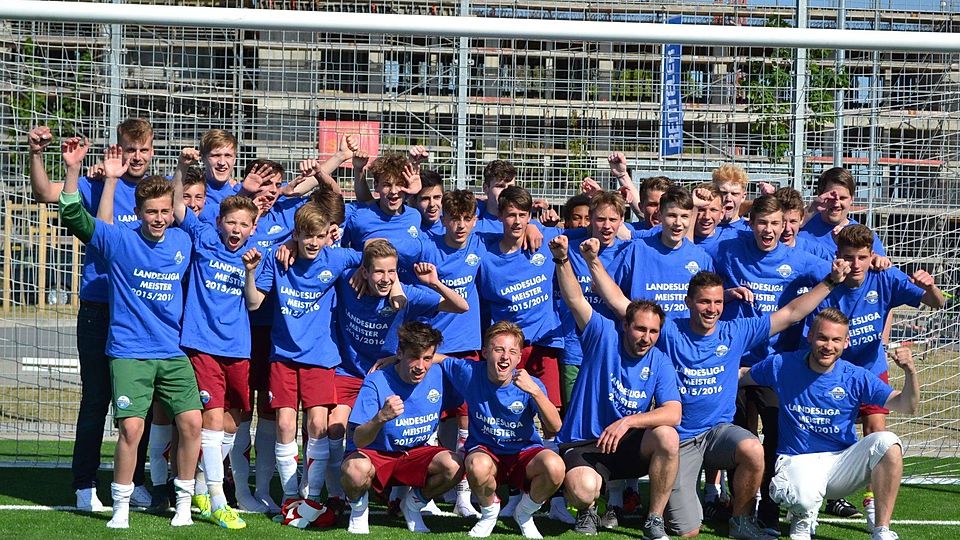 Mission erfüllt: Die U15 des SC Paderborn um Chefcoach Sascha Heisener (vorne, Mitte) kann die Westfalenmeisterschaft und den Aufstieg in die Regionalliga feiern.
