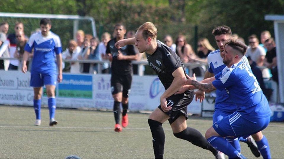 Hauchdünn mit einem 3:2 nach Verlängerung setzte sich der TuS Erndtebrück (schwarze Trikots) bei Bezirksligist SV Germania Salchendorf durch. Im reinen Wittgensteiner Finale trifft der Oberligist nun auf den VfL Bad Berleburg. Foto: juka