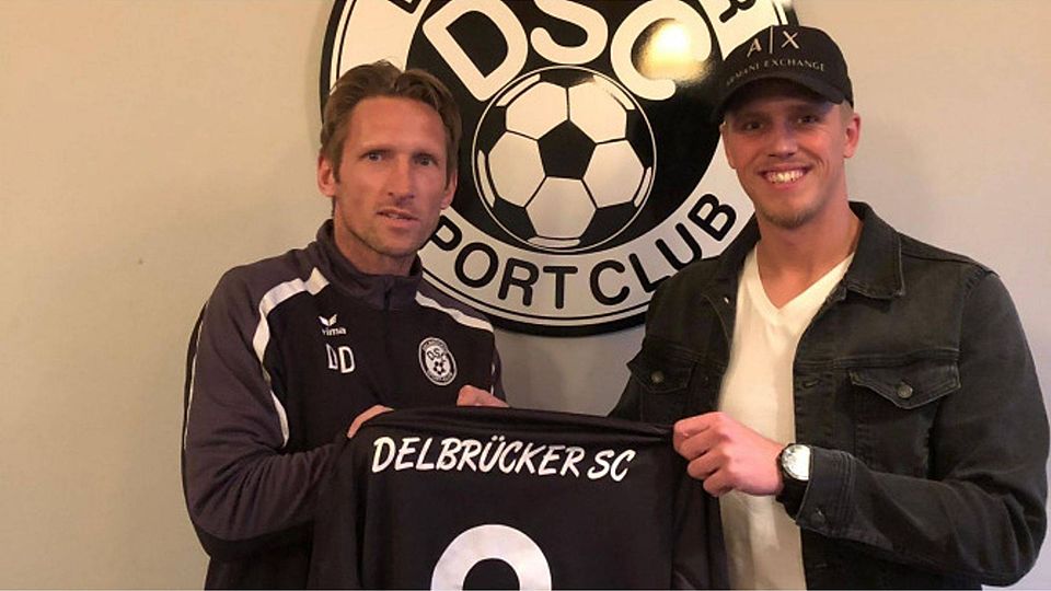 Neuzugang: Oliver Cylkowski (r.), hier mit Delbrücks Trainer Detlev Dammeier, verstärkt den Westfalenligisten im Sommer. Foto: DSC