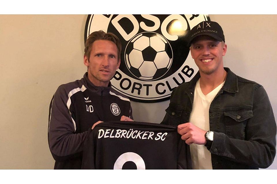 Neuzugang: Oliver Cylkowski (r.), hier mit Delbrücks Trainer Detlev Dammeier, verstärkt den Westfalenligisten im Sommer. Foto: DSC