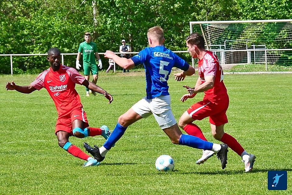 Die SG Simonswald/Obersimonswald (blaues Trikot) im Vorwärtsgang: Zehn Bad Krozinger konnten den Sturmlauf des Favoriten nicht eindämmen.