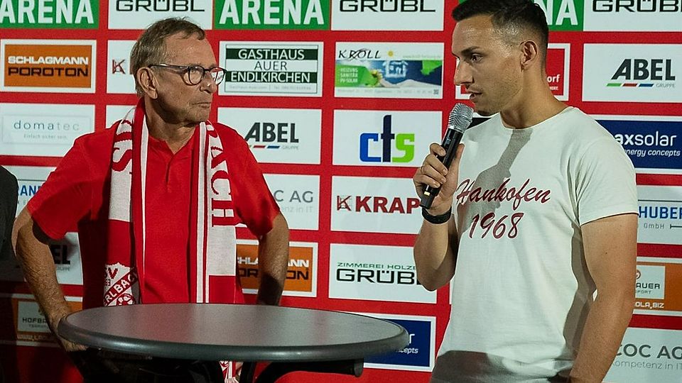Tobias Beck (rechts) ist gefühlt inzwischen genauso oft mit einem Mikro in der Hand zu sehen wie an der Seitenlinie.