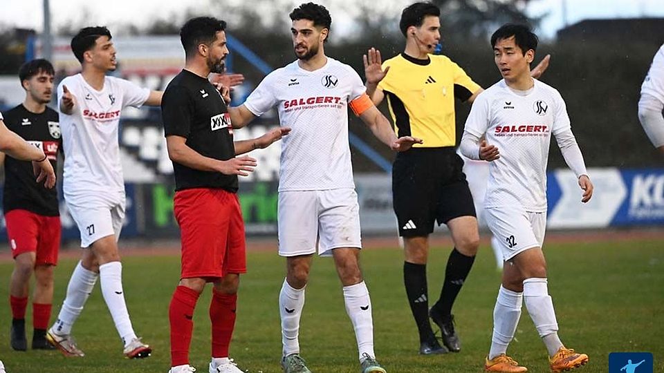 Derby-Time in Hennef: Gegen den Siegburger SV stand Hennef-Coach Nils Teixeira (3.v.l.) noch selbst auf dem Platz.