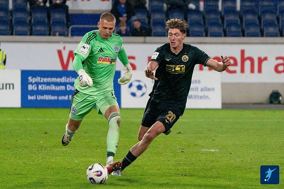 Ryan Naderi (re.) wechselt für eine Rekordsumme zu den Rangers.