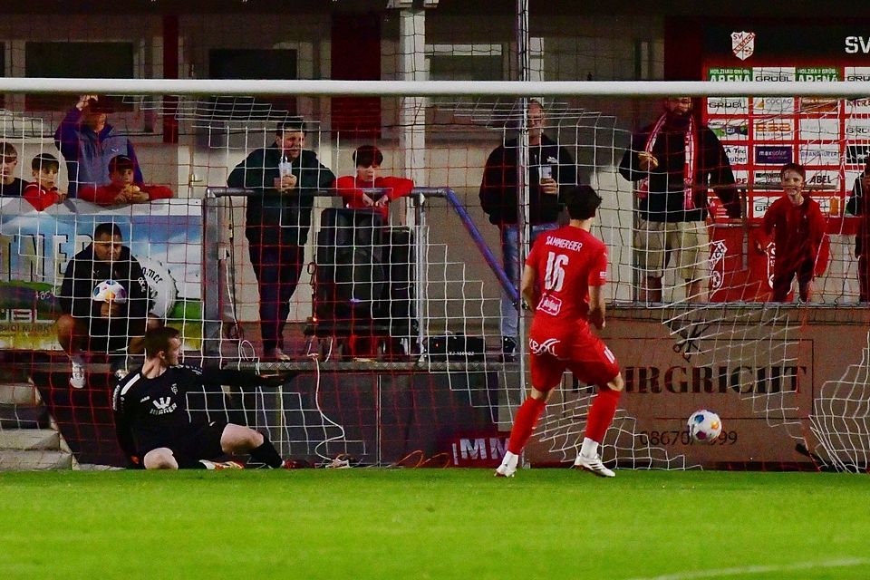 Der Moment der Entscheidung in Erlbach: Maximilian Sammereier hatte Gundelfingens Torhüter Tobias Werdich per Elfmeter überwunden.