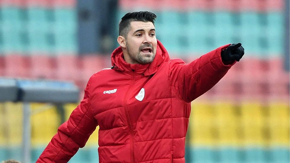 Alper Kayabunar hat „verlängert“. Da Türkgücü noch keinen Trainer gefunden hat, steht der 36-Jährige erneut als Chef an der Seitenlinie.