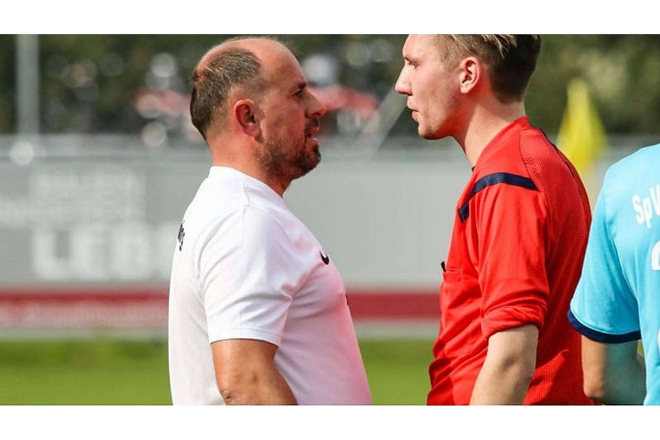 Immer „on fire“: FCM-Coach Xhevat Muriqi (l.) legt sich mit Schiedsrichter Philipp Donath an. Dabei gewann sein Team 7:0 gegen Feldmoching. Foto: Riedel