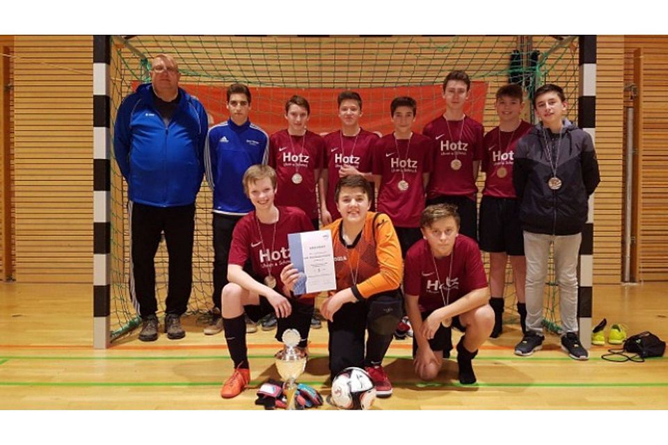 Freuen sich über ihren Erfolg bei der Futsal-Hallenbezirksmeisterschaft: Team und Trainer der SGM Oberreitnau/Schlachters/Hergensweiler. Foto: pr
