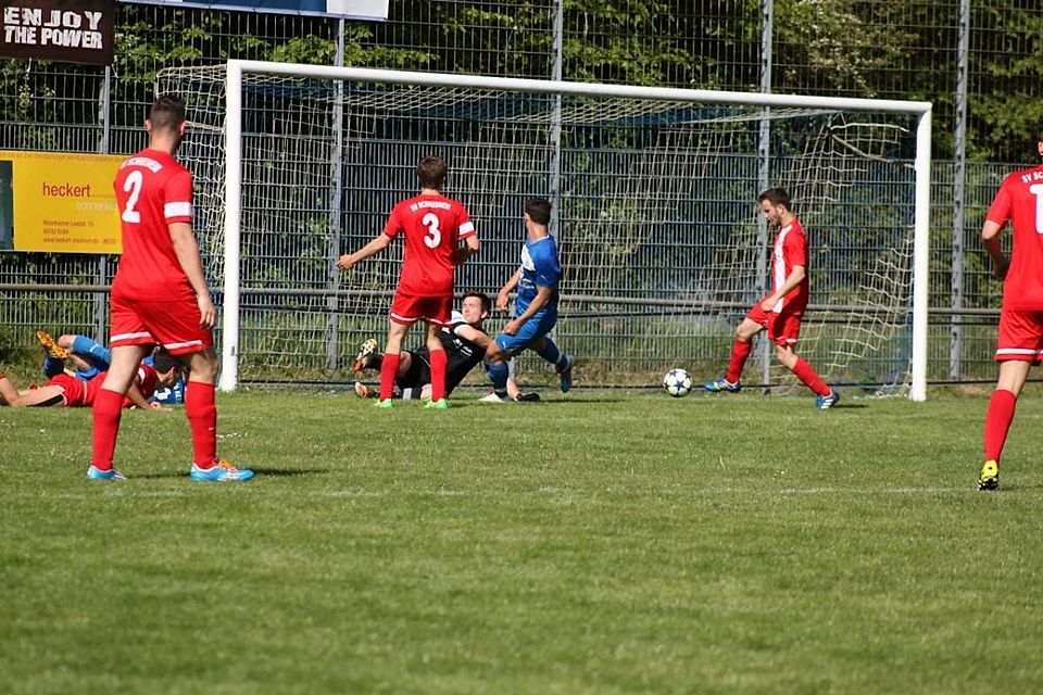Der SV Schriesheim (rot/Archivfoto) bekommt es am Sonntag mit dem TSV Amicitia Viernheim II zu tun.