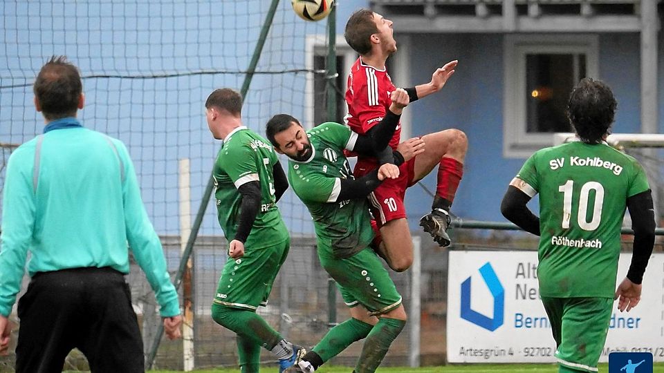Zieht das bislang sieglose Schlußlicht SV Kohlberg (in Grün) noch den Kopf aus der Schlinge und erreicht in der Restrückrunde zumindest die Relegation?