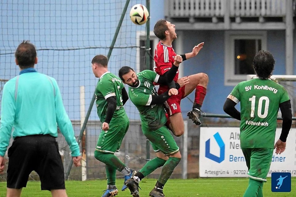 Zieht das bislang sieglose Schlußlicht SV Kohlberg (in Grün) noch den Kopf aus der Schlinge und erreicht in der Restrückrunde zumindest die Relegation?