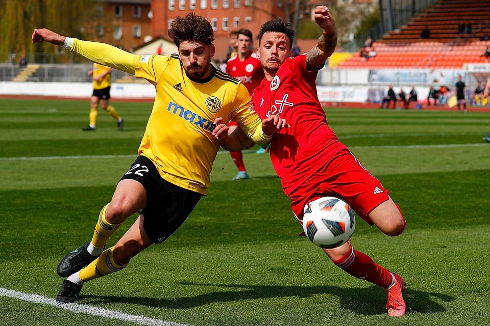 Thomas Steinherr (r.) im Trikot von 1860 Rosenheim im Regionalligaspiel gegen die SpVgg Bayreuth.