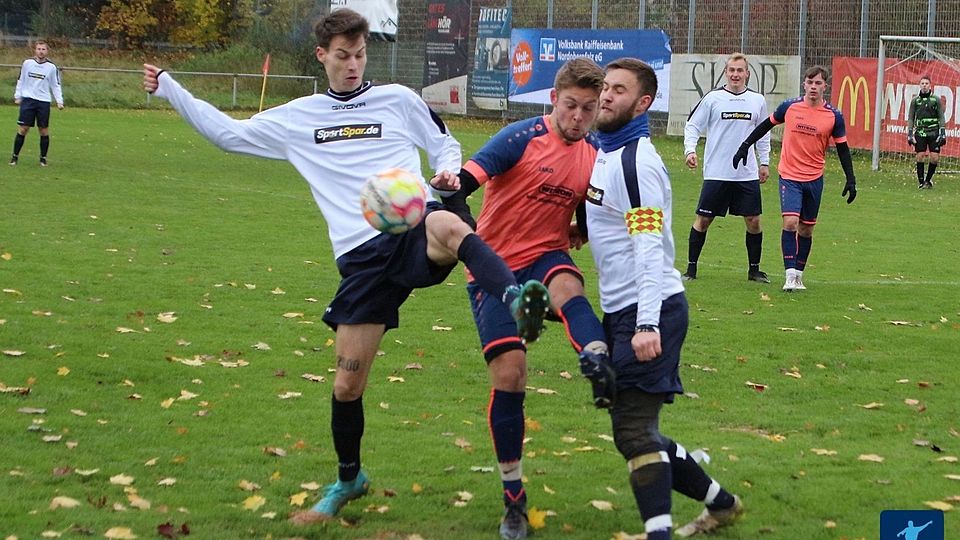 Mit einem deutlichen 5:0 gegen die SpVgg Moosbach (in Weiß-Schwarz) unterstrich der FC Weiden-Ost II (in Orange-Blau) zum Jahresabschluß seine Ambitionen auf Platz 2 in der KK Ost noch einmal eindrucksvoll.