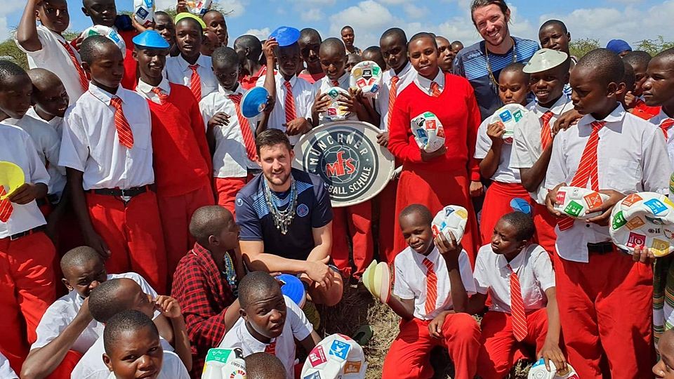 Bei ihrer ersten Tansania-Reise wurden Carsten Altstadt (l.) und Matias Blasenbreu herzlich empfangen. Für die Schüler in Ngabobo hatten die beiden Trainer jede Menge Bälle und Übungsmaterial dabei.