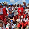 Bei ihrer ersten Tansania-Reise wurden Carsten Altstadt (l.) und Matias Blasenbreu herzlich empfangen. Für die Schüler in Ngabobo hatten die beiden Trainer jede Menge Bälle und Übungsmaterial dabei.