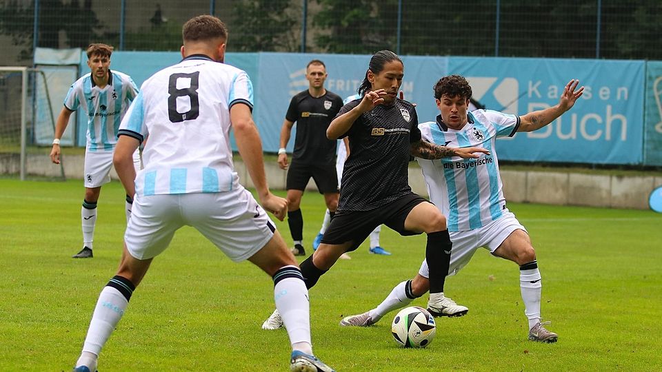 Keita Kawai (Mitte) und sein TuS Geretsried gegen 1860 U21