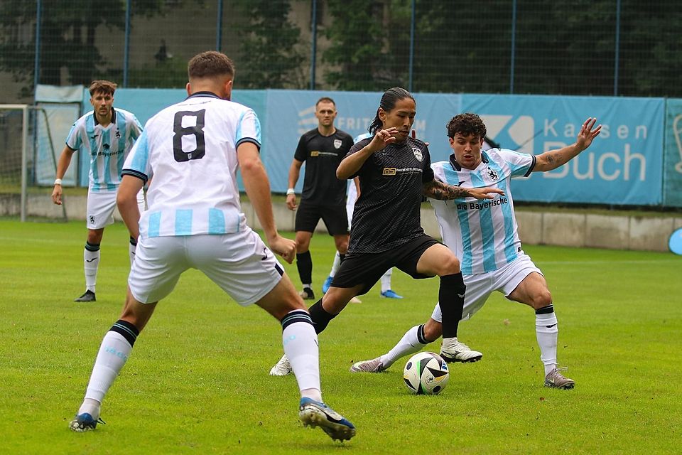 Keita Kawai (Mitte) und sein TuS Geretsried gegen 1860 U21