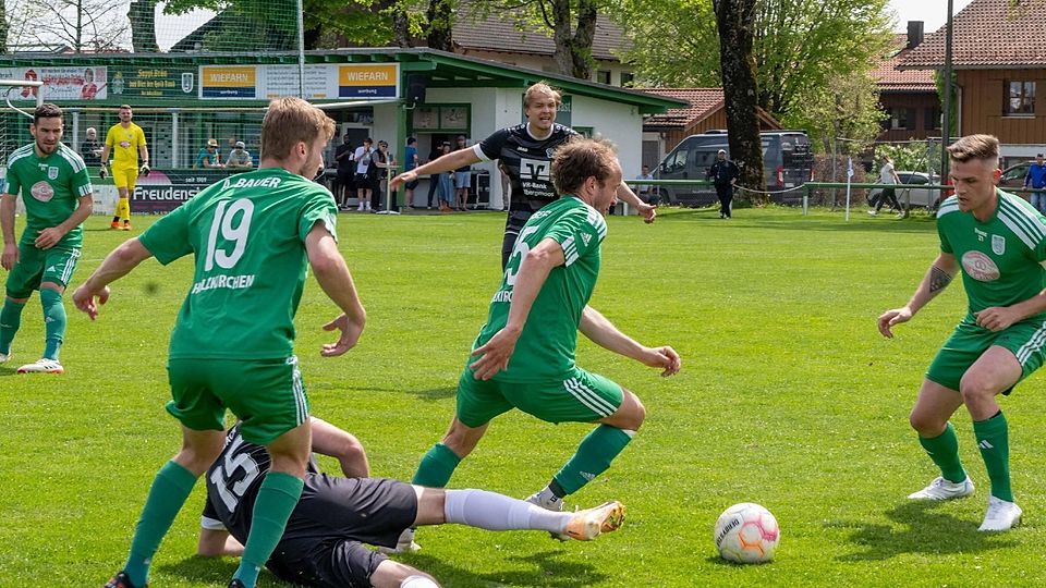 Mit aller Macht gegen den Abstieg: Abgesichert von Andreas Bauer (l.) zeigten Jakob Gerg (am Ball) und der TuS Holzkirchen gegen den VfB Hallbergmoos eindrucksvoll, dass man in der Landesliga bleiben will.