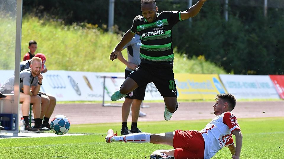 Julian Green (Nummer 37) tankte mit der SpVgg Greuther Fürth im Test gegen Jahn Regensburg Selbstvertrauen.