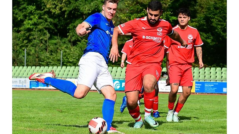 Dennis Hirseland (links) trifft zum zwischenzeitlichen 4:1 für die SKV Mörfelden im A-Liga-Derby gegen SV Rot-Weiß Walldorf III um Serkan Celik (Mitte) und Nicolas Herrera Thiele (rechts).	 Foto: Uwe Krämer