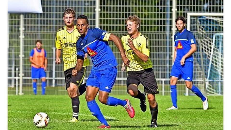 Stammheims Kapitän Matthias Kassaye (Mitte) besiegelte im Spiel gegen den SV Ebnat mit dem Treffer zum 3:2 den ersten Landesligasieg in der Geschichte des SC. Foto: Tom Bloch