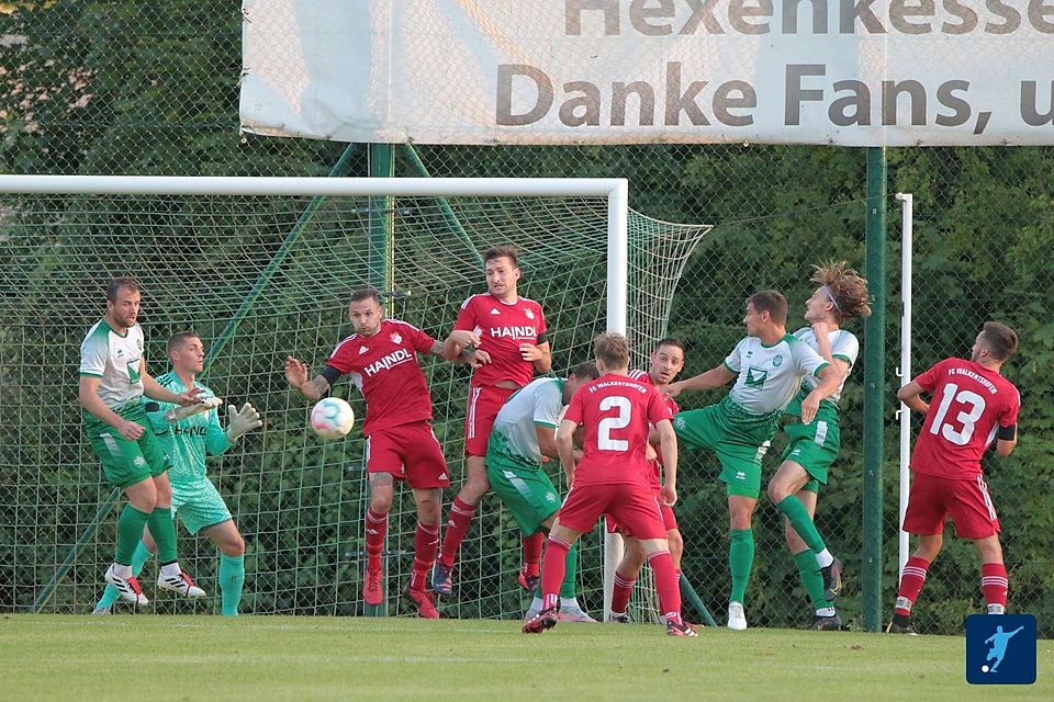 Im Hinspiel teilten sich der FC Walkertshofen (in rot) und der TV Aiglsbach die Punkte 
