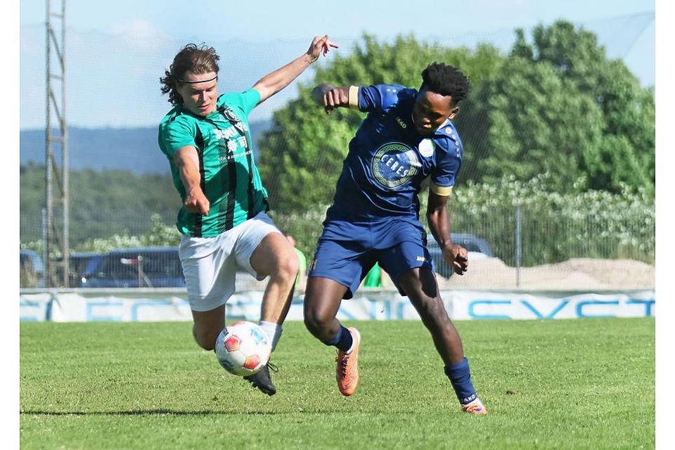 Beherzt zur Sache ging es bereits im ersten Relegationsspiel zwischen dem SV DJK Viktoria Dieburg (links: Paul Pufe) und dem SV Hummetroth II (Issak Somov). Foto: Herbert Krämer Beherzt zur Sache ging es bereits im ersten Relegationsspiel zwischen dem SV DJK Viktoria Dieburg (links: Paul Pufe) und dem SV Hummetroth II (Issak Somov). Foto: Herbert Krämer