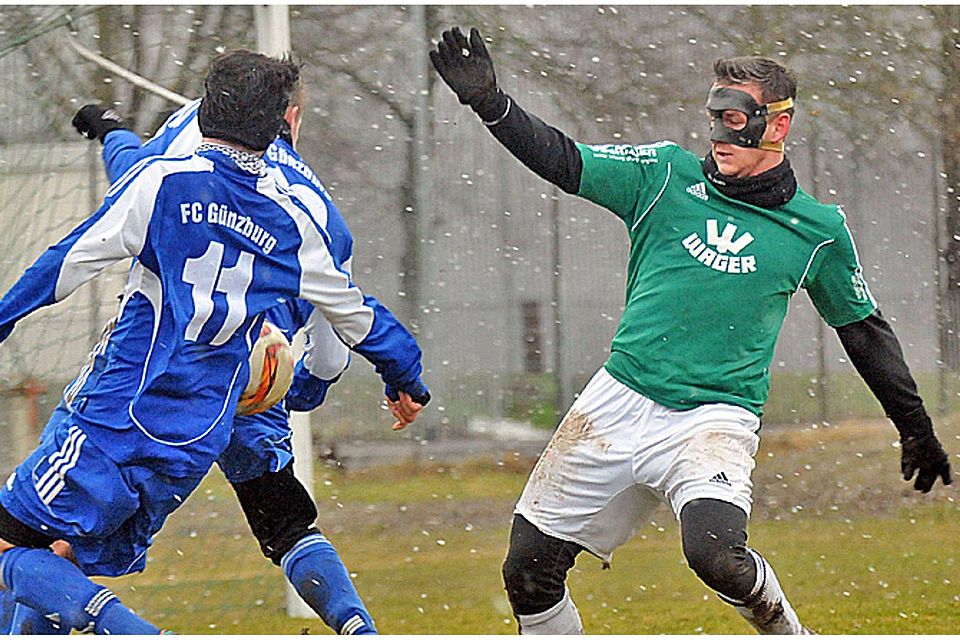 Als »Maskenmann« war Gundelfingens Fabio Kühn (rechts) gegen Günzburg unterwegs. Er hatte sich im Test beim TSV Rain die Nase gebrochen.  Foto: Walter Brugger